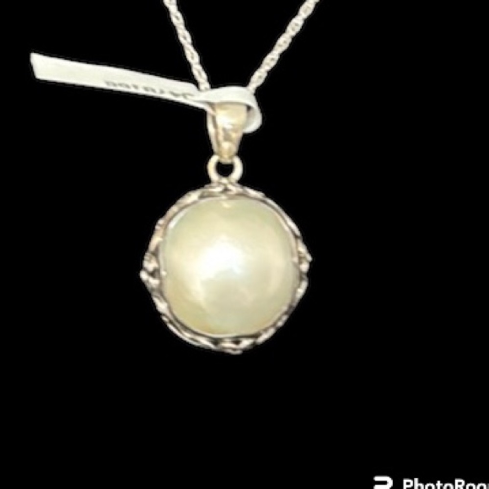 Sterling Silver (925)  18” mother of pearl pendant. Beautiful setting. NWT